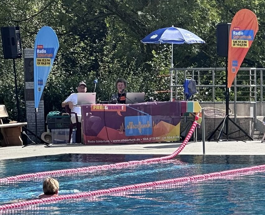 Mobiler Sendeplatz von Radio StHörfunk direkt am Schwimmbecken im Freibad Rieden