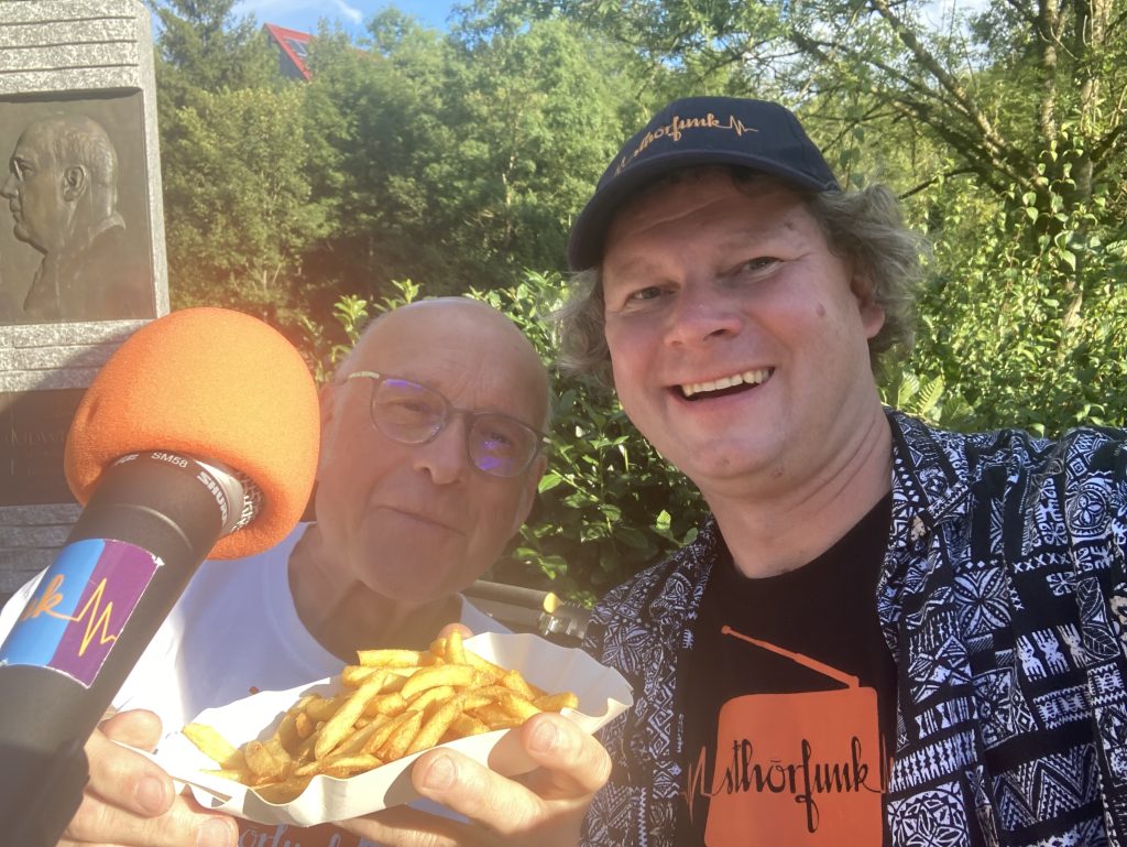 Frische Pommes am mobilen Sendeplatz von Radio StHörfunk im Freibad Rieden
