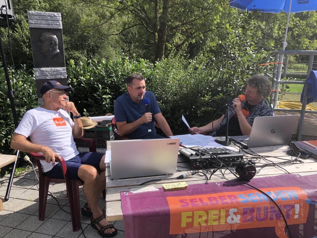 Bürgermeister Julian Tausch im Gespräch bei der Live-Sendung von Radio StHörfunk