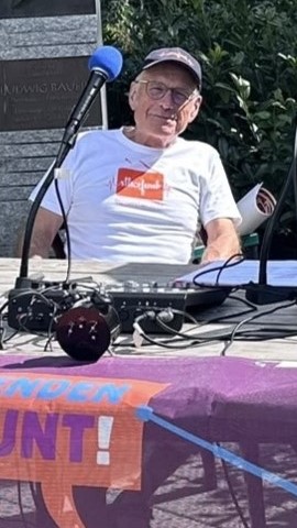 Radiomacher Rolf Läpple bei der Live-Sendung im Freibad Rieden