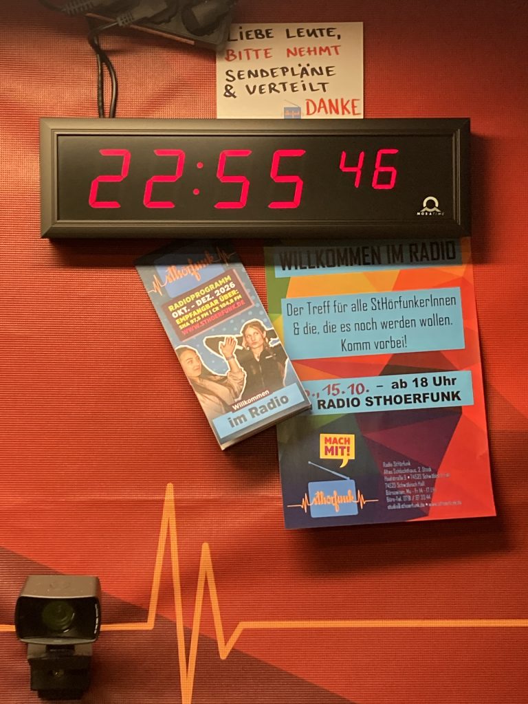 Studiouhr um 22:55 Uhr