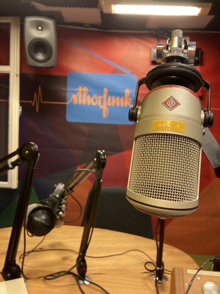 Mikrofon mit StHörfunk-Logo