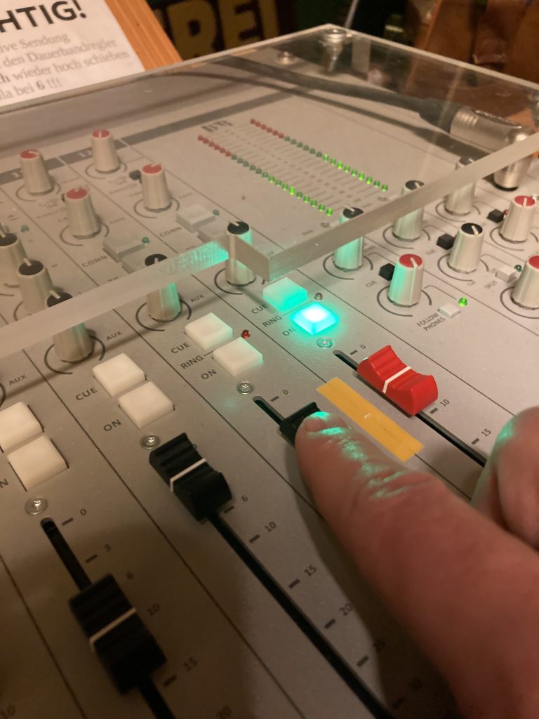 Finger am Mischpult